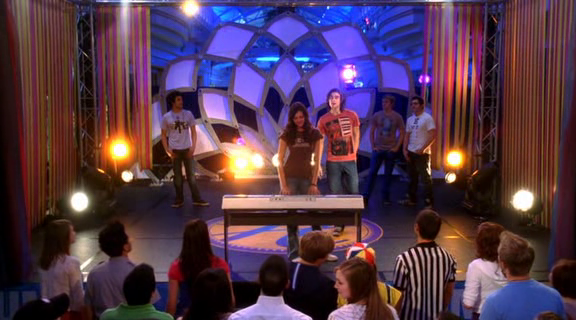 vampirediariesworld-dot-org_AmericanMall02505.png