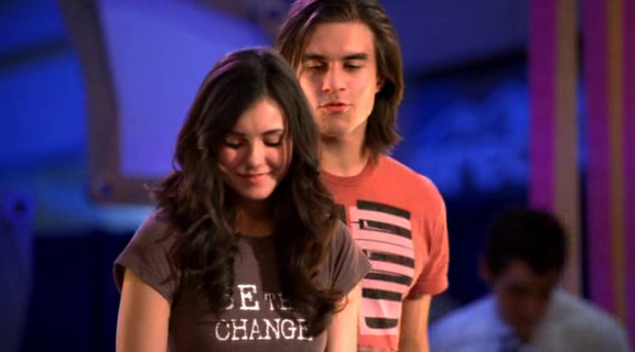 vampirediariesworld-dot-org_AmericanMall02507.png