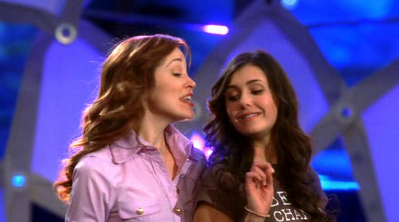 vampirediariesworld-dot-org_AmericanMall02571.png