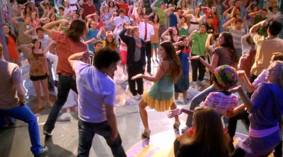 vampirediariesworld-dot-org_AmericanMall02586.png