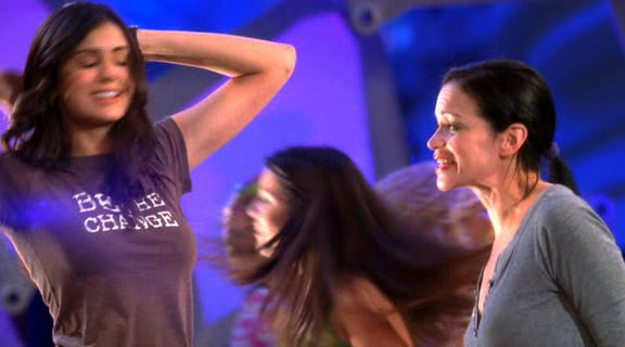 vampirediariesworld-dot-org_AmericanMall02602.png
