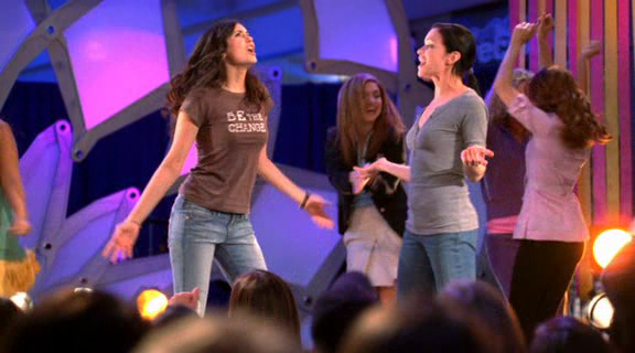 vampirediariesworld-dot-org_AmericanMall02611.png
