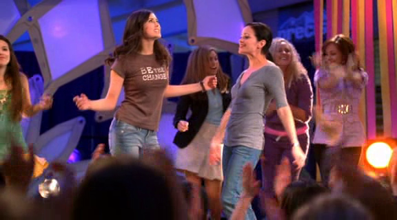 vampirediariesworld-dot-org_AmericanMall02612.png