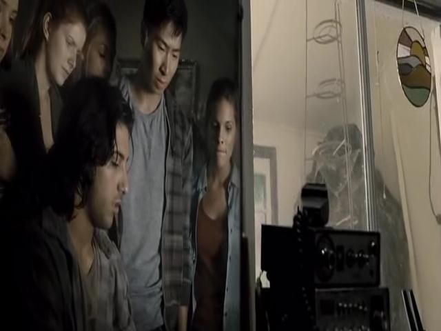 VampireDiariesWorld-dot-org_TomorrowWhenTheWarBegan-1542.jpg