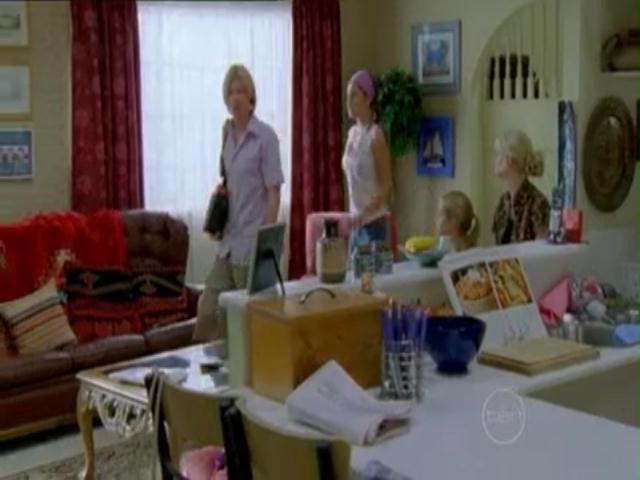 VampireDiariesWorld-dot-org_H2OJustAddWater-s01e01-0879.jpg