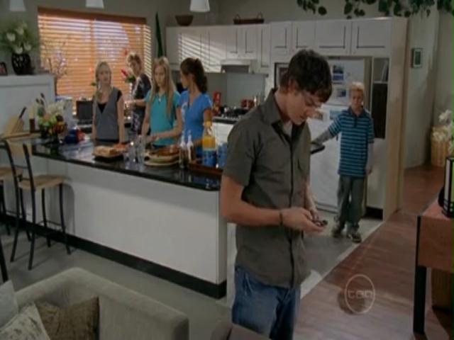 VampireDiariesWorld-dot-org_H20JustAddWater-S02e09-0915.jpg
