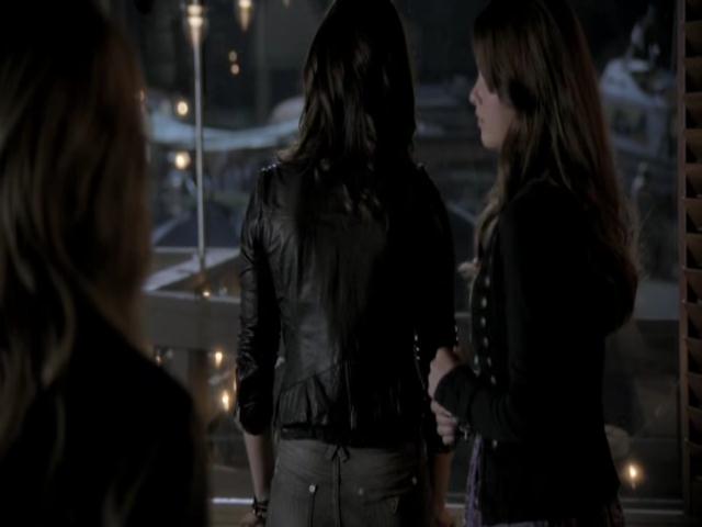 VampireDiariesWorld-dot-org_TheSecretCircle-S01E02-1705.jpg
