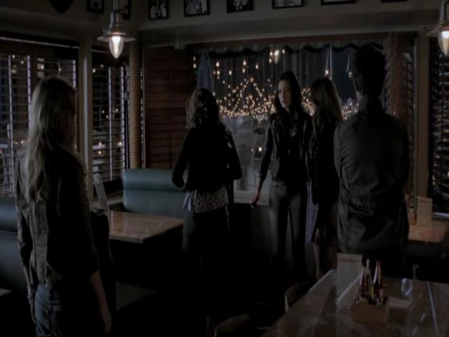 VampireDiariesWorld-dot-org_TheSecretCircle-S01E02-1709.jpg