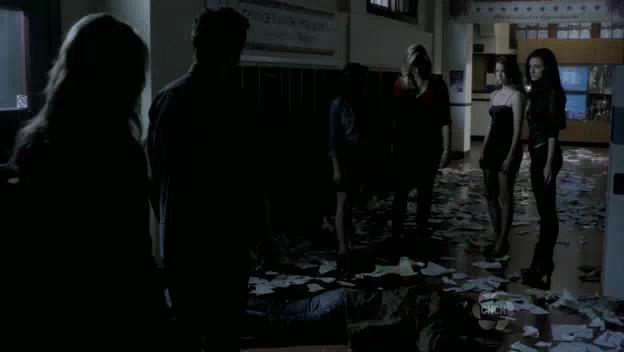 VampireDiariesWorld-dot-org_TheSecretCircle-S01E03-2063.jpg