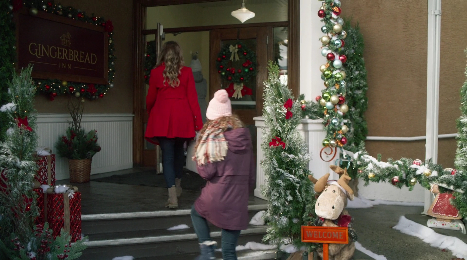 VampireDiariesWorld-dot-nl_AChristmasStar0704.jpg