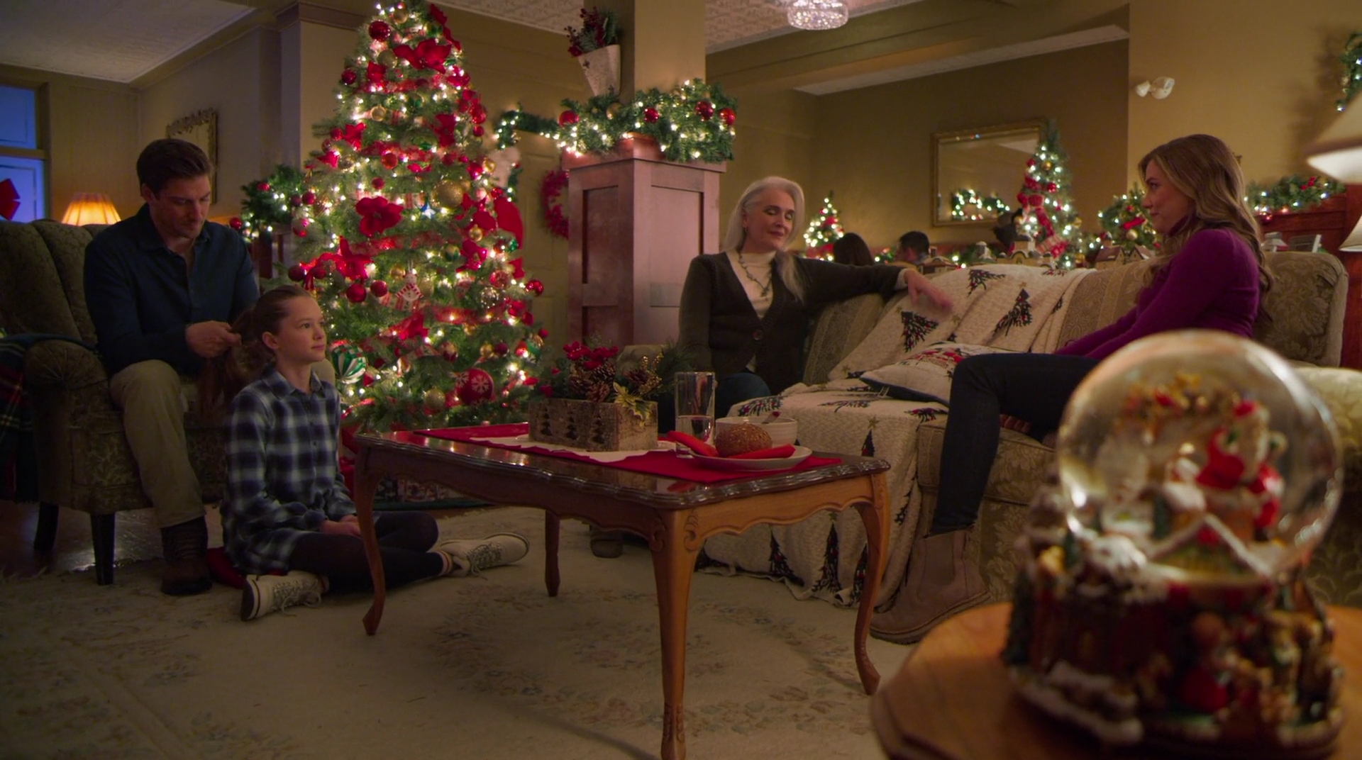 VampireDiariesWorld-dot-nl_AChristmasStar1013.jpg
