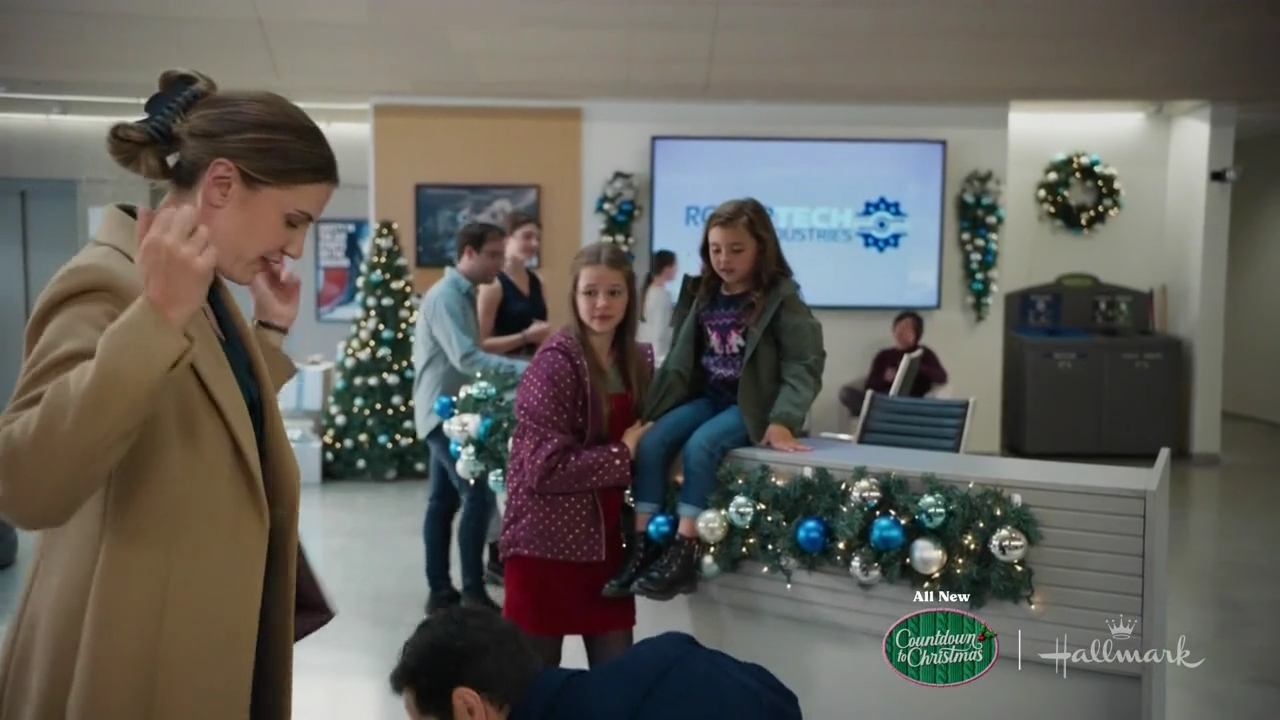 vampirediariesworld-dot-nl_ChristmasAtTheGoldenDragon1243.jpg