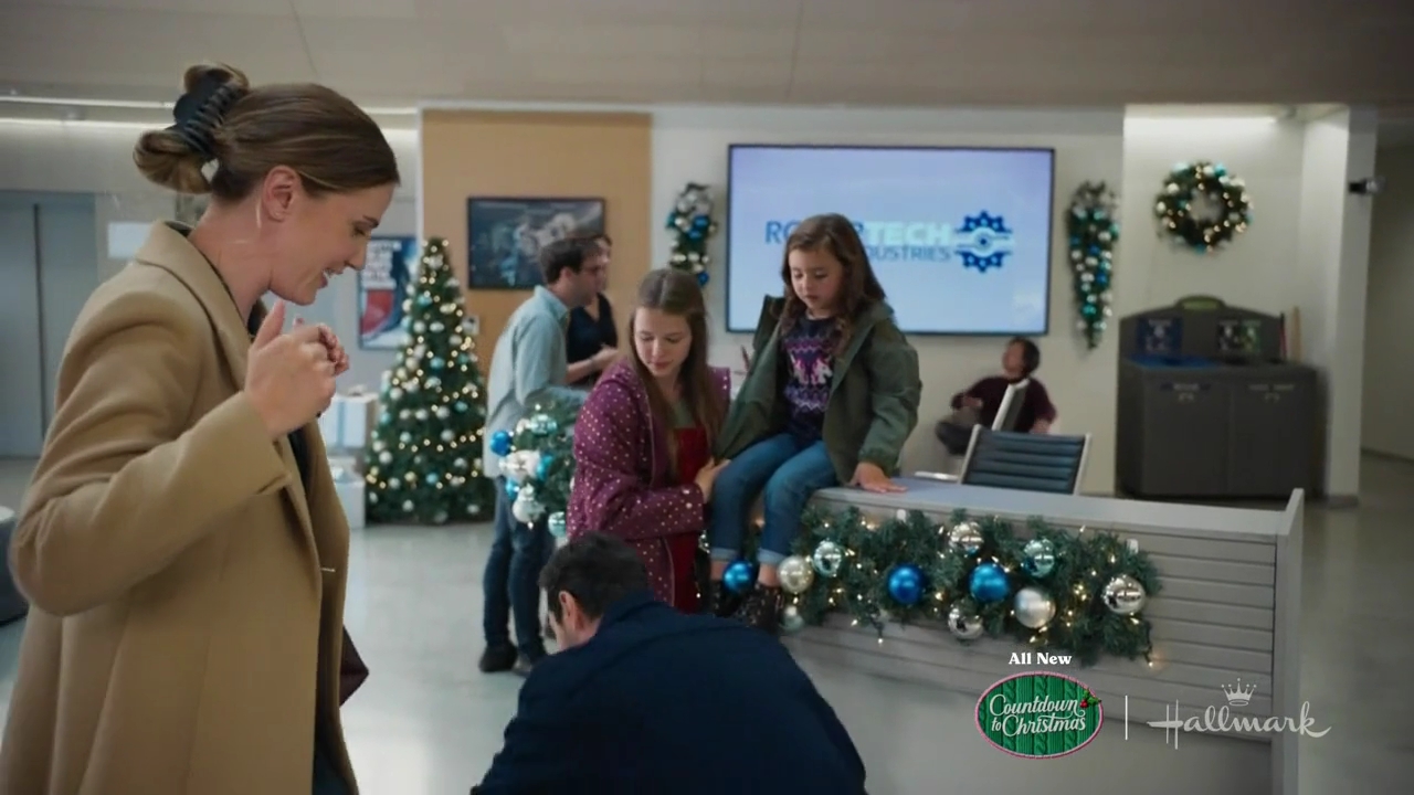 vampirediariesworld-dot-nl_ChristmasAtTheGoldenDragon1244.jpg