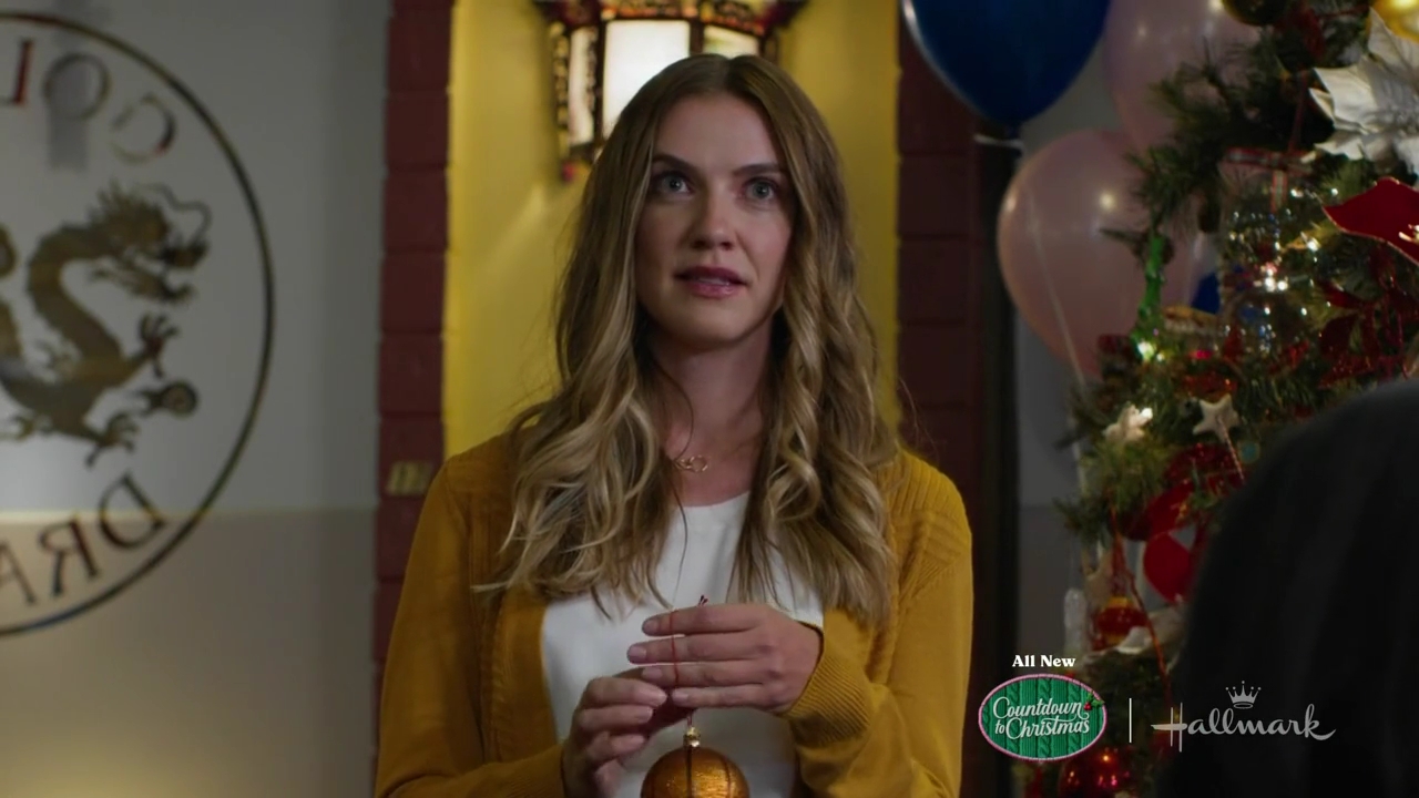 vampirediariesworld-dot-nl_ChristmasAtTheGoldenDragon4835.jpg