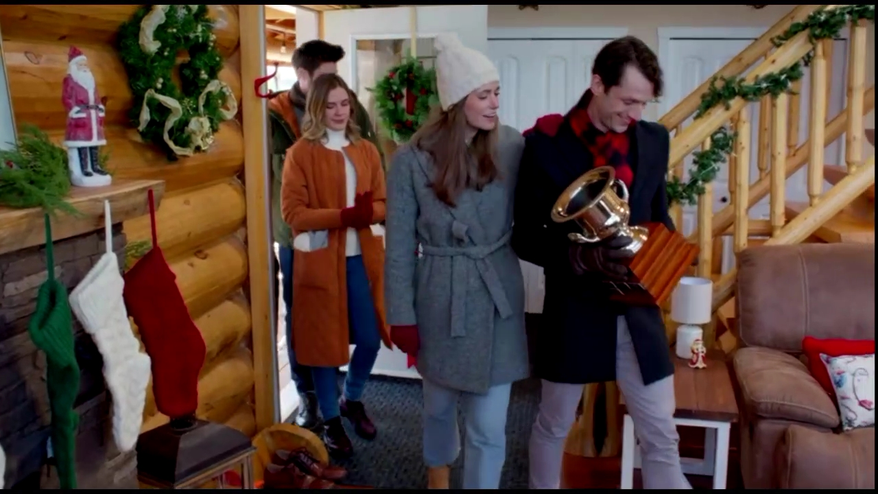 VampireDiariesWorld-CoupledUpForChristmas1242.jpg