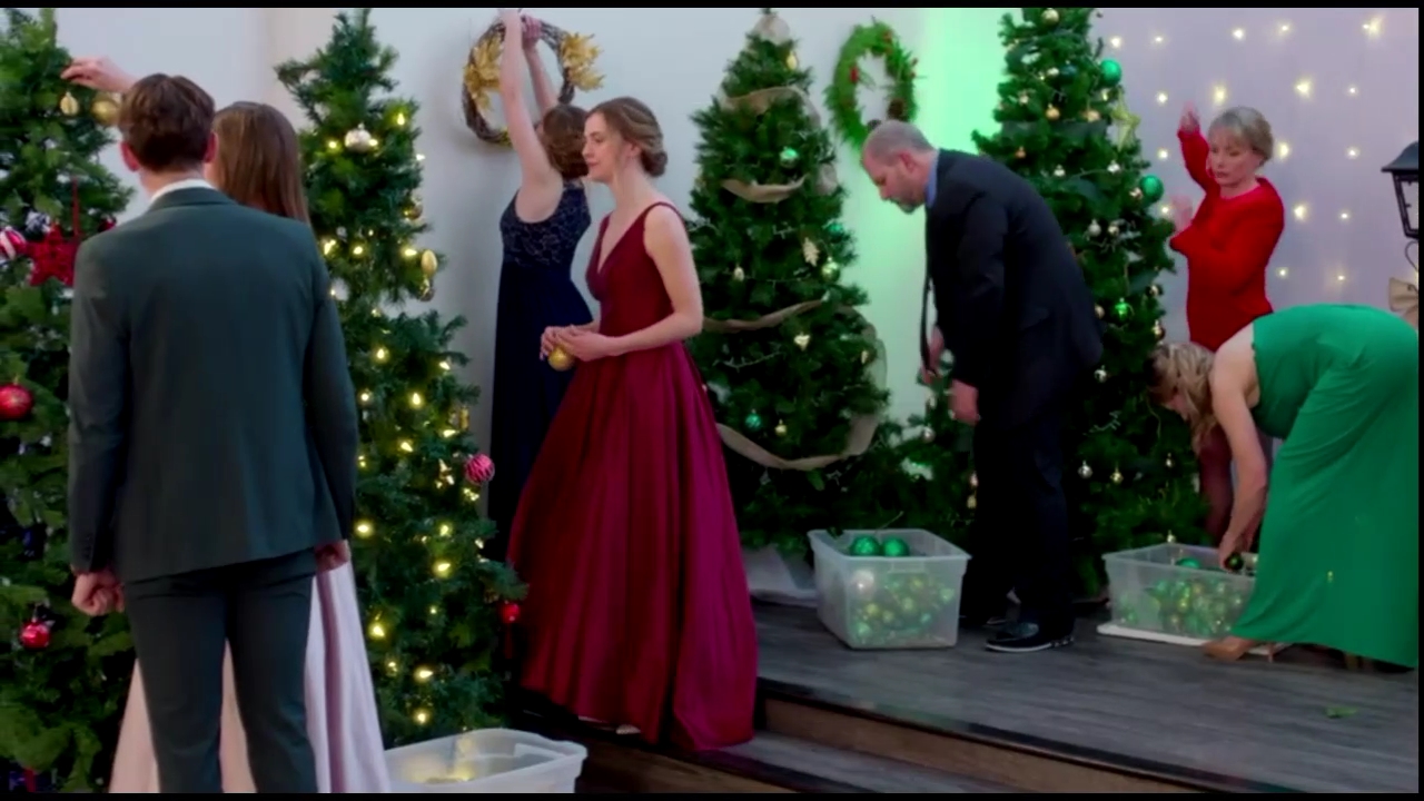 VampireDiariesWorld-CoupledUpForChristmas4559.jpg