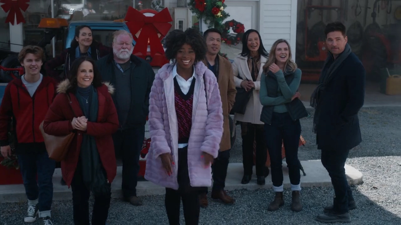 VampireDiariesWorld-dot-nl-HolidayRoad7012.jpg
