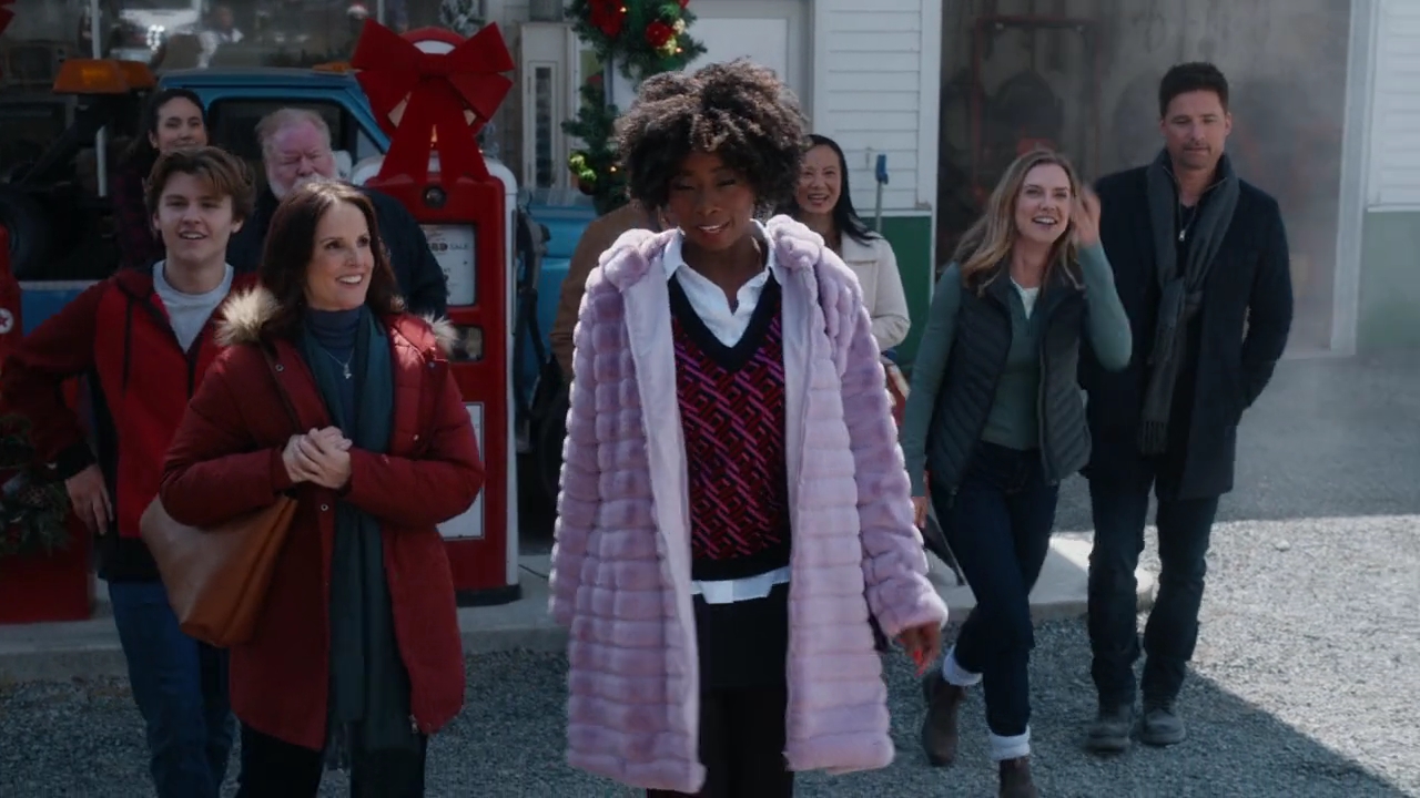 VampireDiariesWorld-dot-nl-HolidayRoad7014.jpg