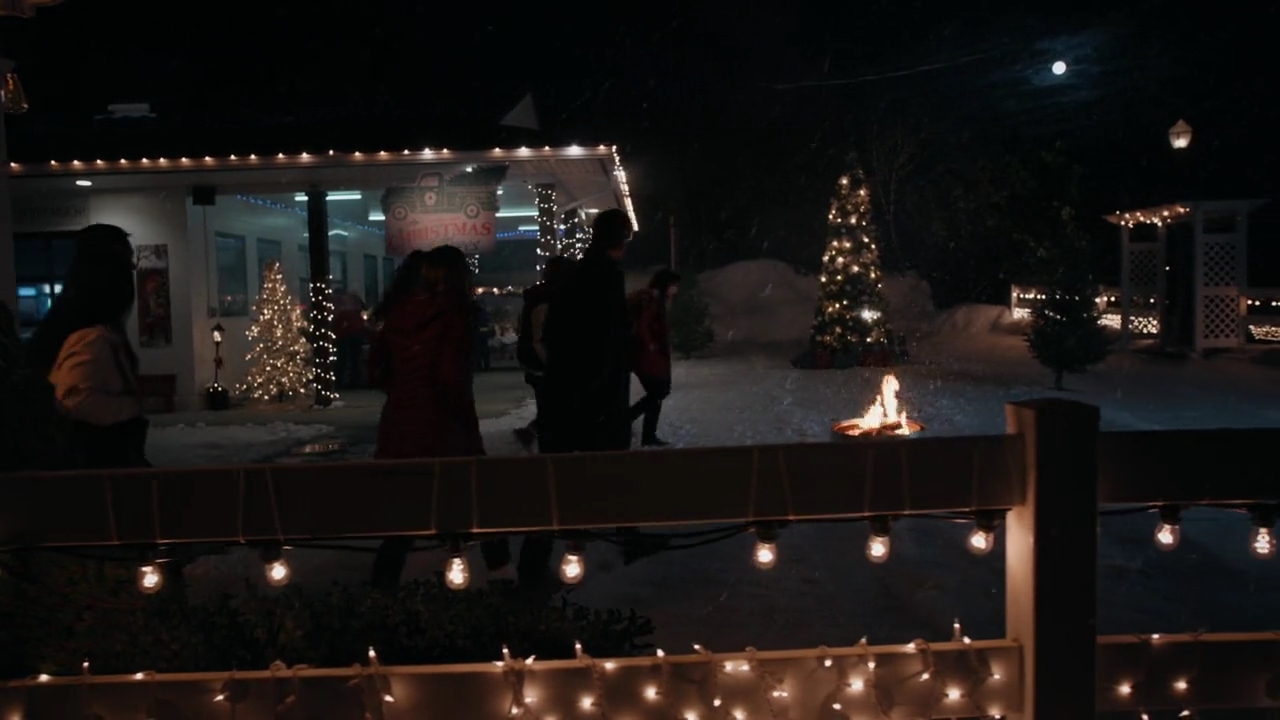 VampireDiariesWorld-dot-nl-HolidayRoad7251.jpg