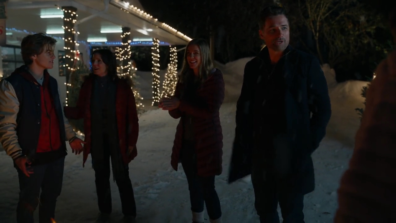 VampireDiariesWorld-dot-nl-HolidayRoad7320.jpg