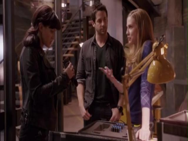 VampireDiariesWorld-dot-org_PrimevalNewWorldS01E04-0313.jpg