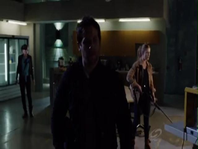 VampireDiariesWorld-dot-org_PrimevalNewWorldS01E05-2410.jpg