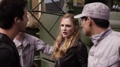 VampireDiariesWorld-dot-org_PrimevalNewWorldS01E13-2033.jpg
