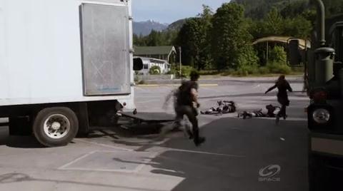 VampireDiariesWorld-dot-org_PrimevalNewWorldS01E13-2129.jpg