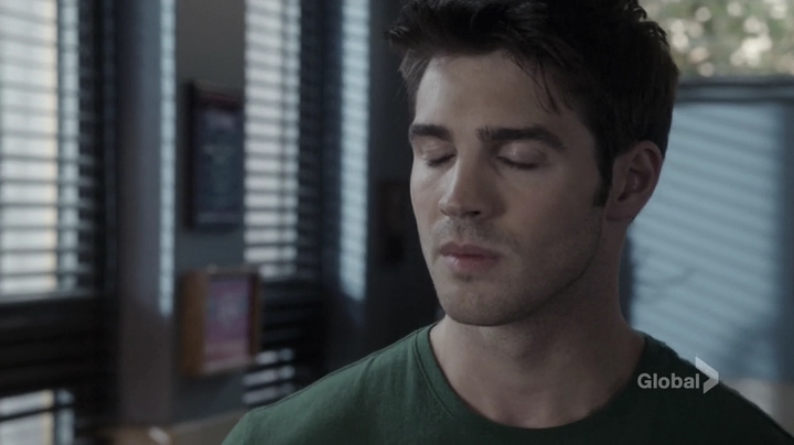 VampireDiariesWorld_dot_nl-ChigagoFire4x01-0605.jpg