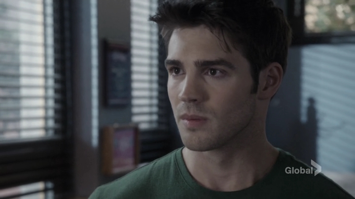 VampireDiariesWorld_dot_nl-ChigagoFire4x01-0606.jpg