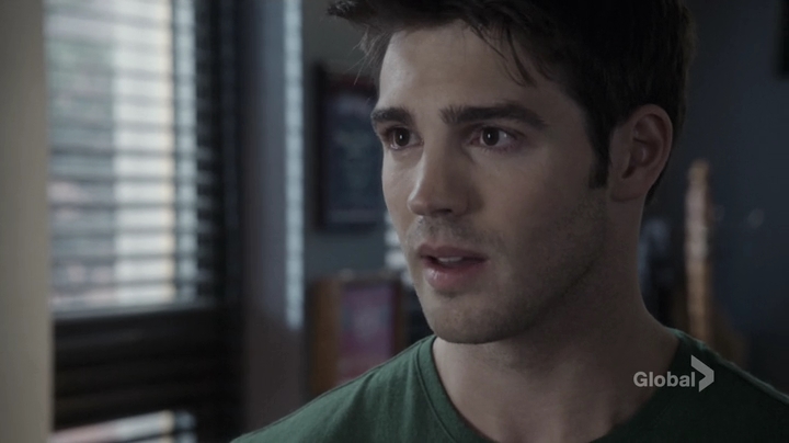 VampireDiariesWorld_dot_nl-ChigagoFire4x01-0612.jpg