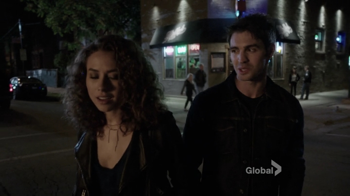 VampireDiariesWorld_dot_nl-ChigagoFire4x05-2215.jpg