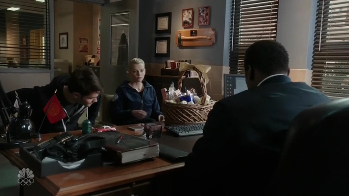 VampireDiariesWorld-dot-NL-ChigagoFire4x19-1900.jpg