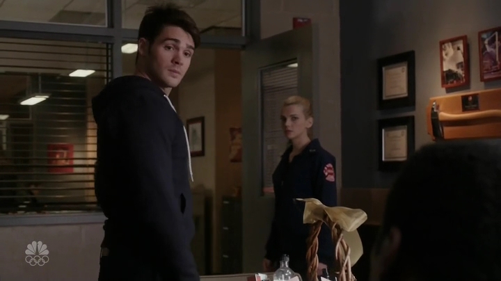 VampireDiariesWorld-dot-NL-ChigagoFire4x19-1914.jpg