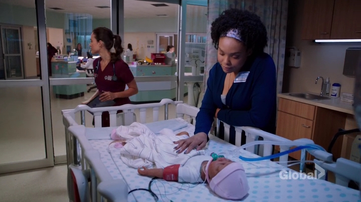 VampireDiariesWorld-dot-nl_ChigagoMed2x02-2010.jpg