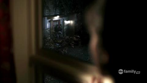 VampireDiariesWorld-dot-org_PrettyLittleLiarsS01E01-1533.jpg