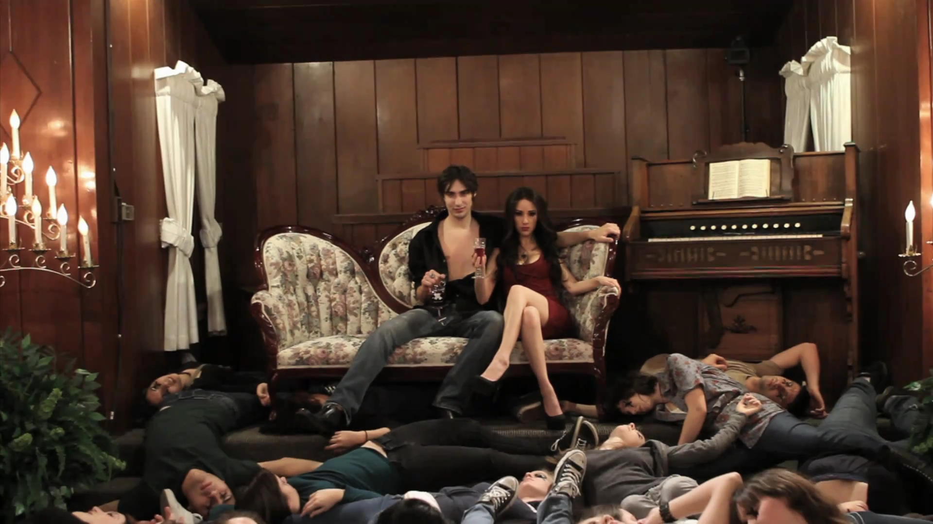 VampireDiariesWorld_dot_org-TheHillywoodShowParody0505.png