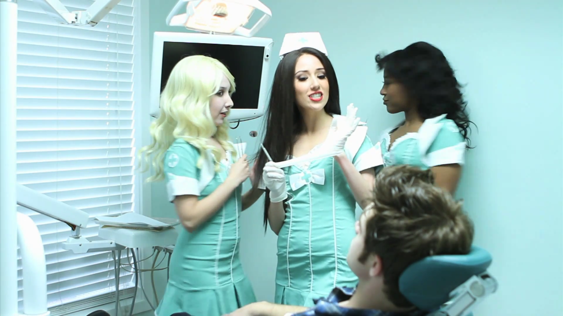 VampireDiariesWorld_dot_org-TheHillywoodShowParody0816.png