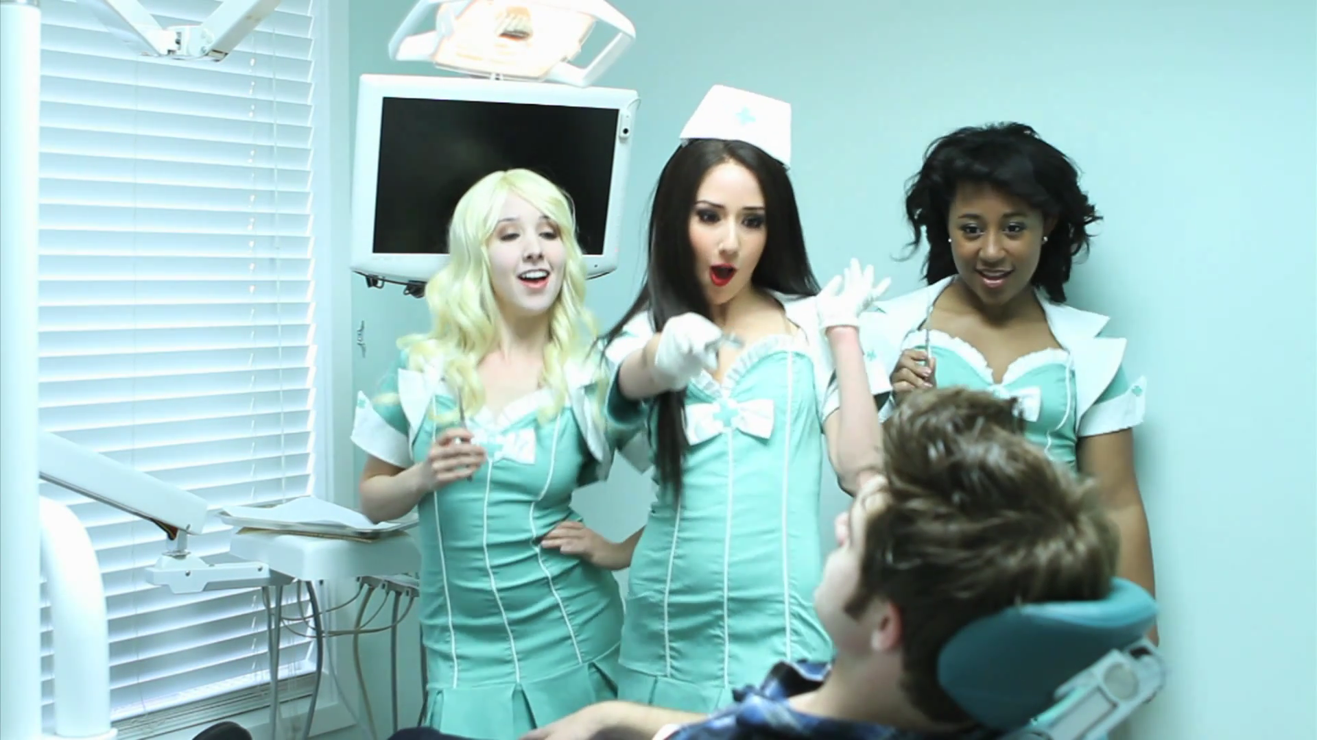 VampireDiariesWorld_dot_org-TheHillywoodShowParody0823.png