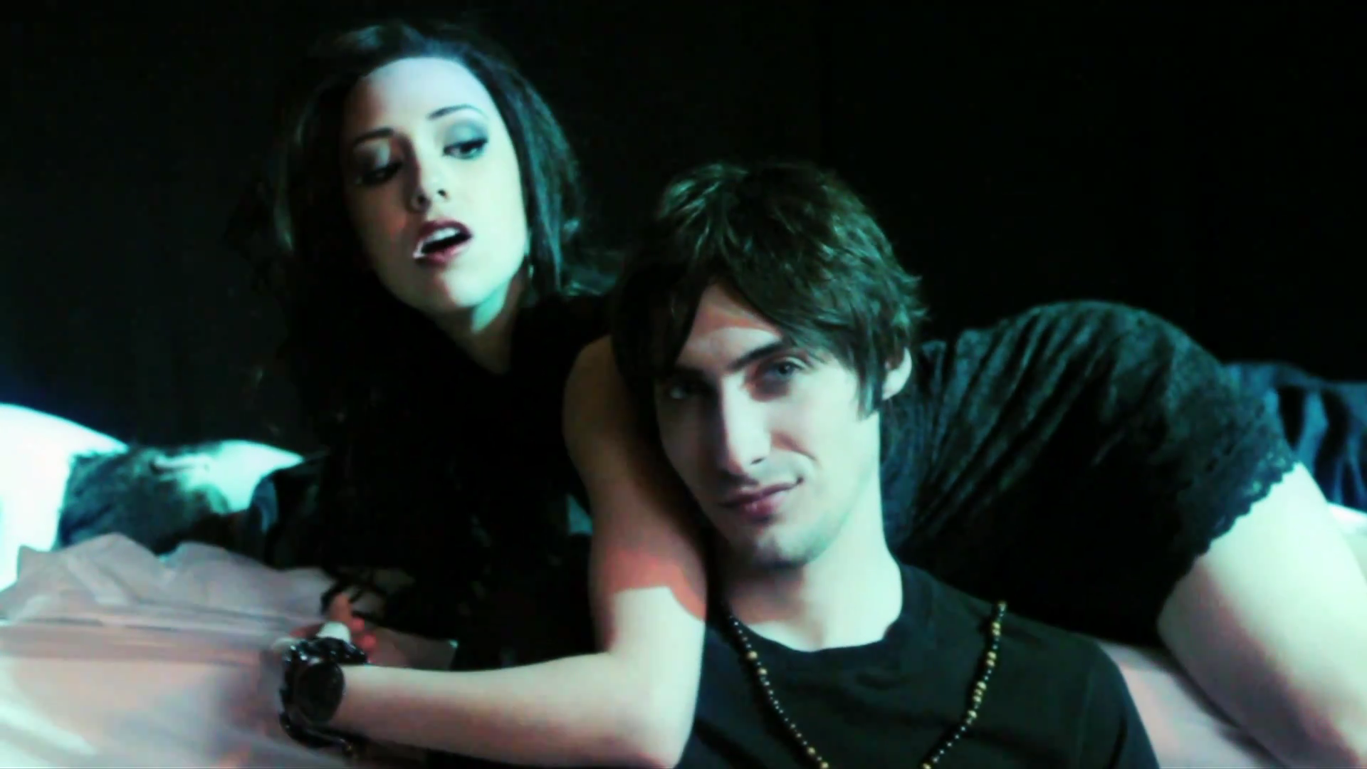 VampireDiariesWorld_dot_org-TheHillywoodShowParody0936.png
