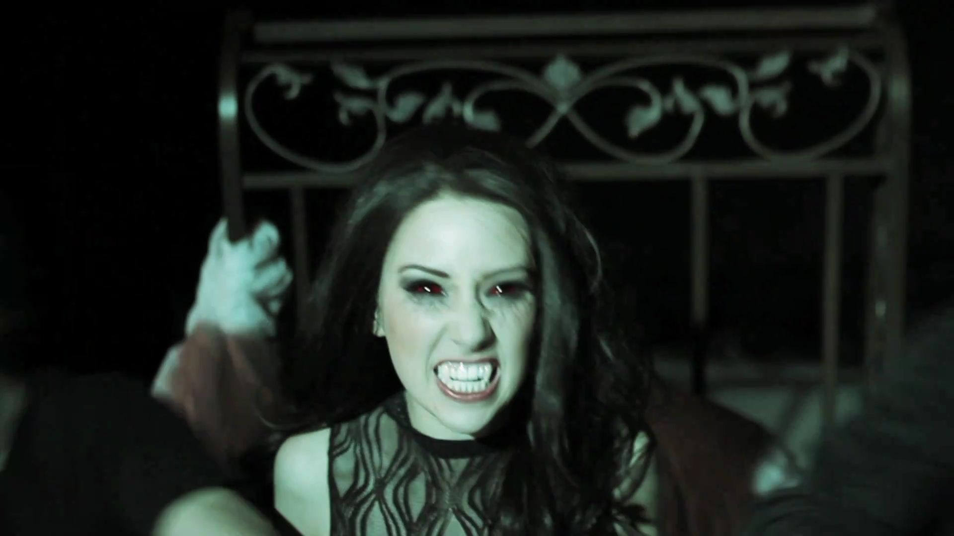 VampireDiariesWorld_dot_org-TheHillywoodShowParody1030.png