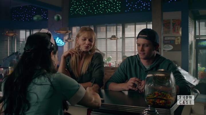 Charmed-Online-dot-nl_RoswellNewMexico1x06-0536.jpg
