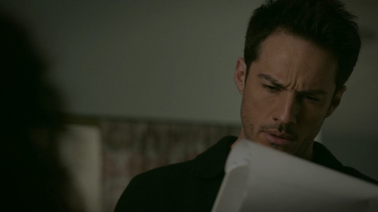 VampireDiariesWorld-dot-nl_RosswellNewMexico2x13-1973.jpg