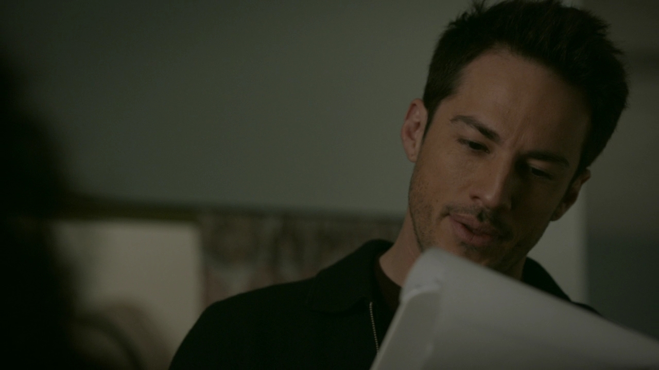 VampireDiariesWorld-dot-nl_RosswellNewMexico2x13-1980.jpg
