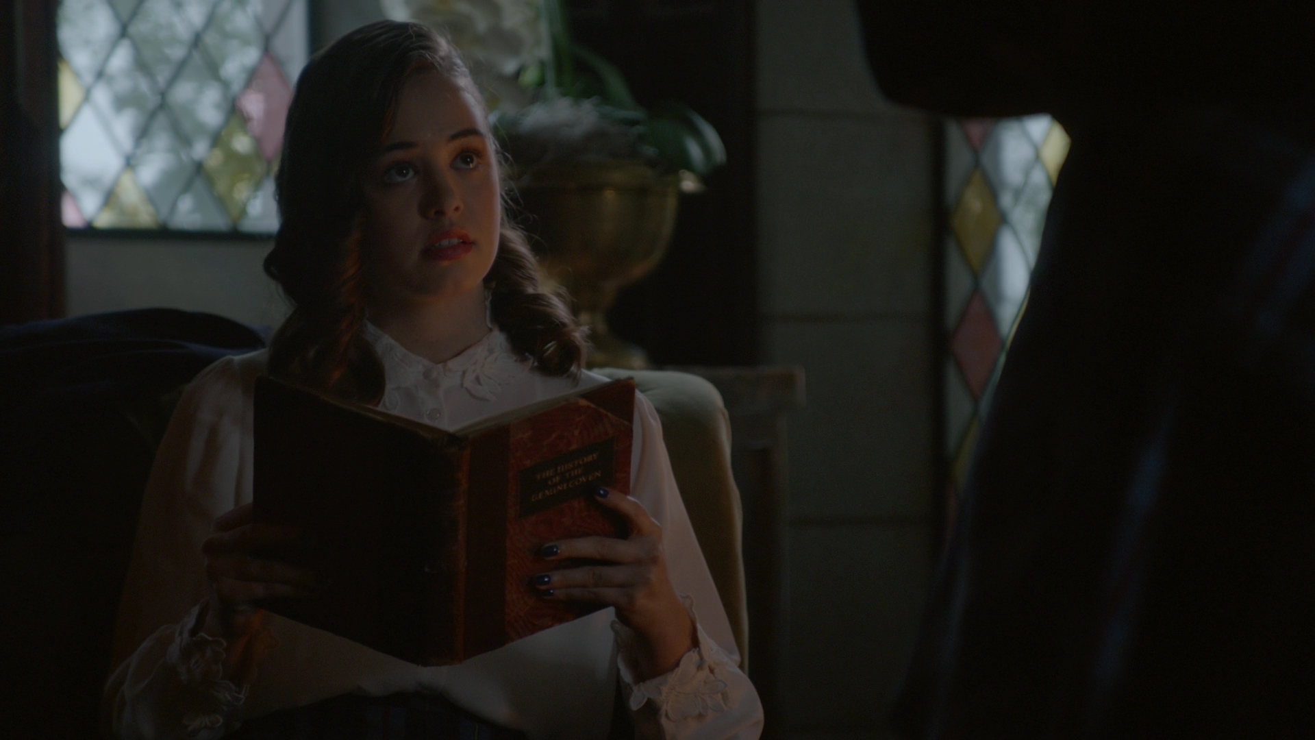 VampireDiariesWorld-dot-nl_Legacies1x15IllTellYouAStory01036.jpg