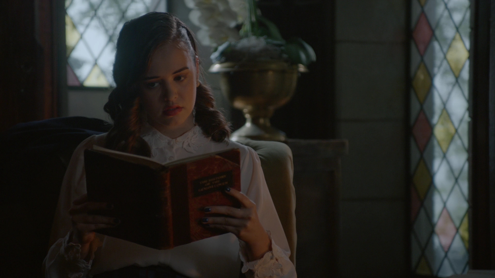VampireDiariesWorld-dot-nl_Legacies1x15IllTellYouAStory01042.jpg