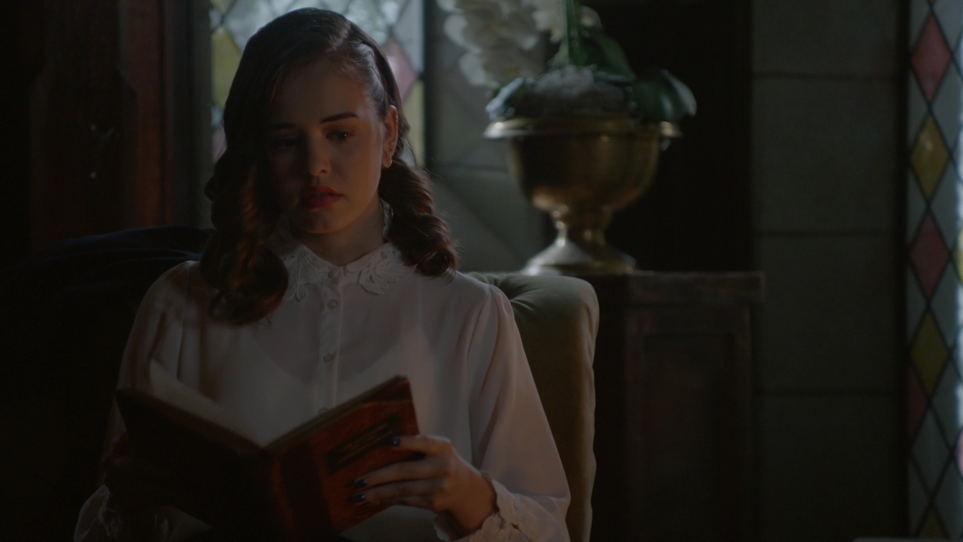 VampireDiariesWorld-dot-nl_Legacies1x15IllTellYouAStory01043.jpg