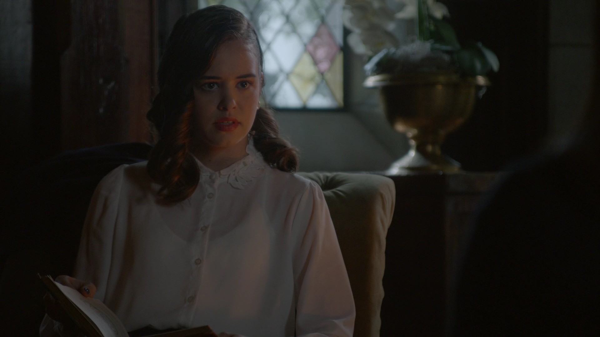 VampireDiariesWorld-dot-nl_Legacies1x15IllTellYouAStory01049.jpg