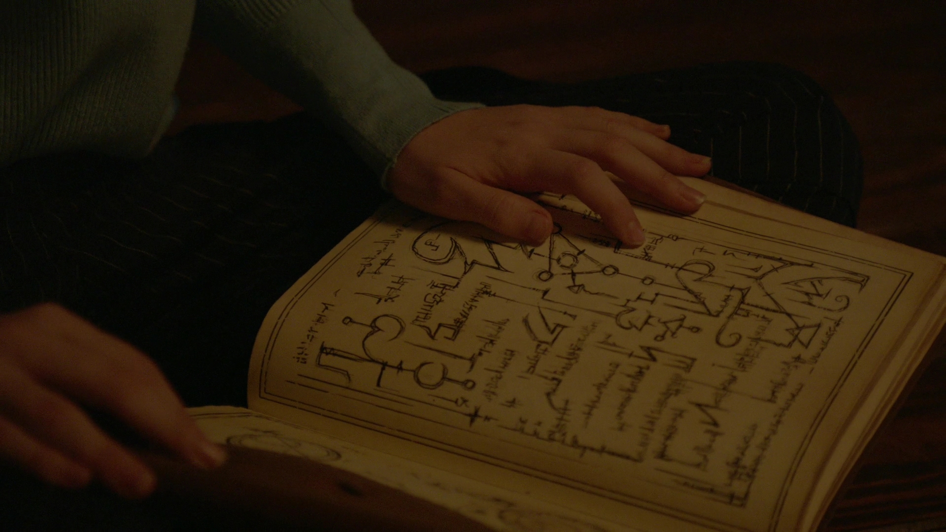 VampireDiariesWorld-dot-nl_Legacies1x15IllTellYouAStory01393.jpg