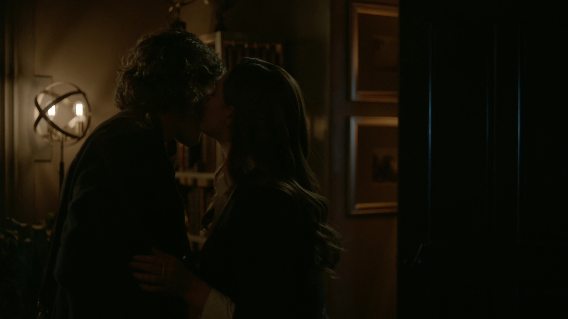 VampireDiariesWorld-dot-nl_Legacies1x15IllTellYouAStory02033.jpg